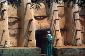 Bobo-Dioulasso . Ingresso della moschea.De Agostini Picture Library/C.Sappa