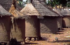 Burkina. Magazzini per la conservazione di cereali in un villaggio presso Banfora.De Agostini Picture Library/C. Sappa