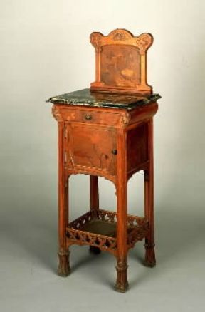 Comodino con intarsi floreali degli inizi del sec. XX.De Agostini Picture Library / C. Cigolini