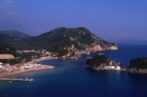 Grecia. Veduta di Parga, nell'Epiro.De Agostini Picture Library / G. SioÃ«n