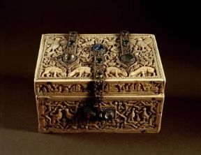 Intaglio . Cofanetto in avorio con montatura in argento e pietre preziose (arte spagnola dei sec. X-XI; Firenze, Bargello).De Agostini Picture Library/G. Dagli Orti