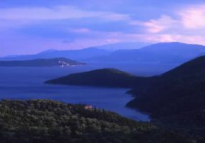 Isole Ionie . Veduta di un tratto della costa meridionale dell'isola di Leucade.De Agostini Picture Library/G. SioÃ«n