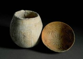 Spagna . Vaso in gesso e tazza decorata provenienti da Los Millares, stazione preistorica non lontano da Almeria.De Agostini Picture Library/G. Nimatallah