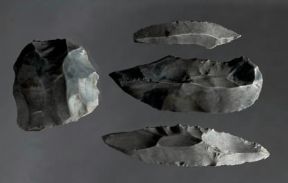 Preistoria. Utensili in selce proveniente dallo strato Ã¨ di Willendorf (Vienna, Naturhistorisches).De Agostini Picture Library/E. Lessing