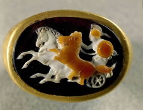 Cammeo incastonato in un anello con Atena sul cocchio; oreficeria romana databile tra il sec. I a. C. e il I d. C. (Bucarest, Museo di Storia della Romania).De Agostini Picture Library/G. Dagli Orti