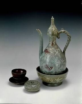 Corea. Brocca da vino in cÃ©ladonKoryo (Seoul, Museo Nazionale di Corea).Seoul, Museo Nazionale di Corea