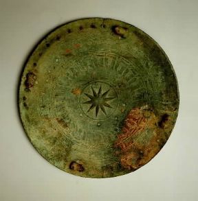 Dong Son . Disco in bronzo (sec. VII-II a. C. ; Bruxelles, MusÃ©es Royaux des Beaux-Arts).Bruxelles, MusÃ©es Royaux