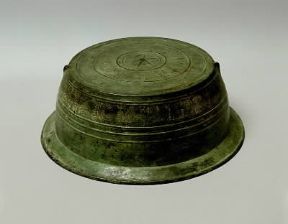 Dong Son . Recipiente in bronzo (sec. VII-II a. C. ; Bruxelles, MusÃ©es Royaux des Beaux-Arts).Bruxelles, MusÃ©es Royaux