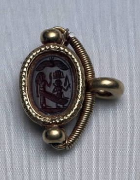 Fenici. Scarabeo di corniola con Horo e Iside fanciulli su montatura a staffa in oro (sec. VI -V a. C.; Tunisi, Museo del Bardo).De Agostini Picture Library/A. Dagli Orti