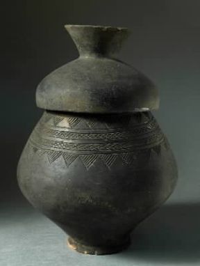 Ferro. Olla cineraria fittile (Vercelli, Museo Leone).De Agostini Picture Library/A. De Gregorio