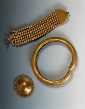 Indo. Bracciale a sei file di piccole perle d'oro, bracciale ad anello in foglia d'oro e bottone o orecchino in oro (Mohenjo-Daro, Museo).De Agostini Picture Library/A. Dagli Orti