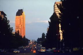 Kinshasa. Veduta di una delle vie del centro.De Agostini Picture Library/S. Vannini