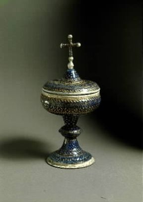 Pisside in rame smaltato di produzione veneziana (sec. XV; Firenze, Museo Nazionale del Bargello).De Agostini Picture Library/G. Nimatallah