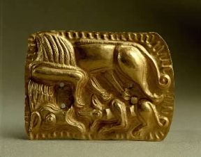 Sbalzo. Arte dacica del V-IV sec. a. C.: borchia di armatura con animali.De Agostini Picture Library / G. Dagli Orti