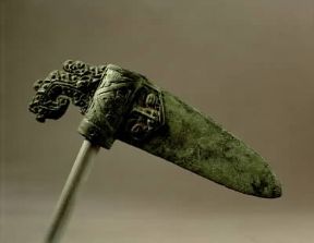 Shang . Pugnale in bronzo (Parigi, Museo Cernuschi).De Agostini Picture Library/G. Dagli Orti