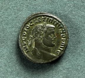 Follis in bronzo con l'imperatore Diocleziano (Bologna, Museo Civico Archeologico).De Agostini Picture Library/A. De Gregorio