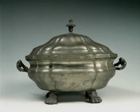 Peltro. Zuppiera ovoidale del sec. XIX (Milano, Museo del Castello Sforzesco).De Agostini Picture Library/A. Dagli Orti