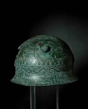 Piceno. Elmo in bronzo decorato a incisione (sec. VII a; C; Ancona, Museo Archeologico).De Agostini Picture Library/A. De Gregorio