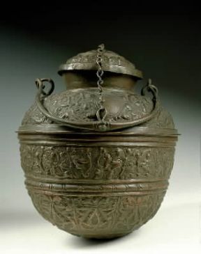 Rame. Secchio sferoidale con coperchio e manico mobile in rame sbalzato (Milano, Museo del Castello Sforzesco).De Agostini Picture Library/A. Dagli Orti