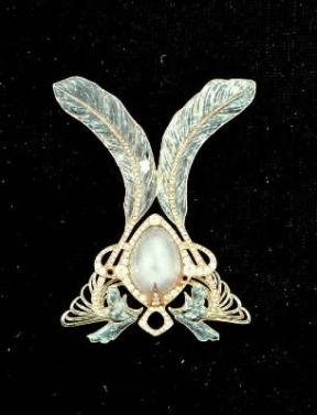 RenÃ© Lalique. Pendente con due galli realizzato tra il 1902 e il 1906 (Parigi, MusÃ©e des Arts DÃ©coratifs).Parigi, MusÃ©e des Arts DÃ©coratifs
