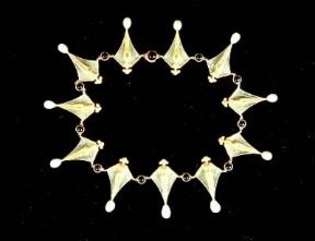 RenÃ© Lalique. Collier con figure femminili realizzate in oro e pasta vitrea (Parigi, Collezione privata).Parigi, Collezione privata