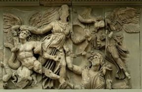 Pergamo . Particolare del fregio dell'altare di Pergamo con Atena che combatte i figli di Gaia (Berlino, Staatliche Museen).De Agostini Picture Library/E. Lessing