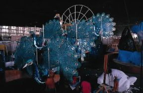 America. Carro allegorico in allestimento per una sfilata del carnevale di Rio de Janeiro.De Agostini Picture Library/G. SioÃ«n