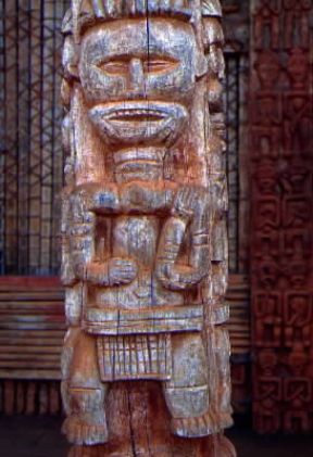 Camerun. Scultura lignea antistante il palazzo reale di Bandjoun, di arte Bamileke.De Agostini Picture Library/C. Sappa