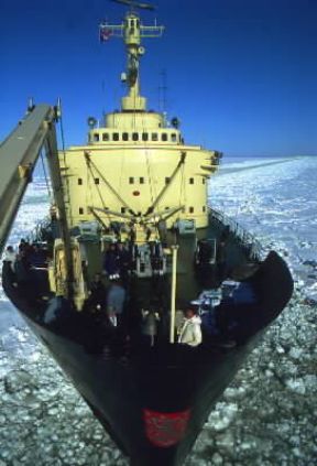 Ghiaccio. Una nave rompighiaccio in azione al largo delle coste finlandesi.De Agostini Picture Library/S. Vannini