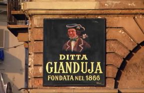 Insegna di una ditta dolciaria a Torino.De Agostini Picture Library/C. Baraggi