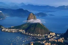 Pan di Zucchero . Veduta del rilievo brasiliano (395 m).De Agostini Picture Library/G. SioÃ«n