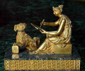 Bronzo. Figura femminile con cagnolino in bronzo dorato (Firenze, Museo Stibbert).De Agostini Picture Library/A. De Gregorio