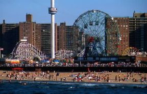 Coney Island. Il luna park sulla spiaggia.De Agostini Picture Library / G. SioÃ«n