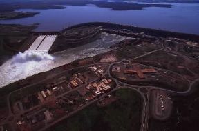 Diga . Veduta aerea di una diga a gravitÃ  (Itaipu, Paraguay).De Agostini Picture Library/G. SioÃ«n