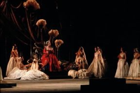 Georg Friedrich HÃ¤ndel. Una scena del Giulio Cesare; nella parte di Cleopatra, al centro, V. Masterson.English National Opera