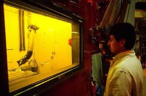 Manipolatore a mani meccaniche per operazioni su materiali irradiati.De Agostini Picture Library/G. Roli