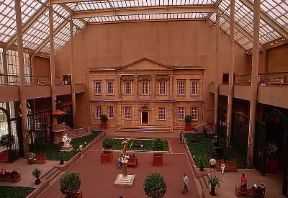 Metropolitan Museum of Art. Una sala interna; il museo raccoglie circa un milione di oggetti di ogni tipo, epoca e Paese.De Agostini Picture Library/G. SioÃ«n