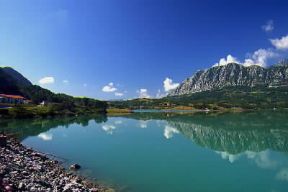 Molise. Il lago e i monti delle Mainarde.De Agostini Picture Library / G. Carfagna