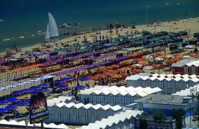 Riccione. Scorcio della spiaggia della localitÃ  romagnola.De Agostini Picture Library/C. Baraggi