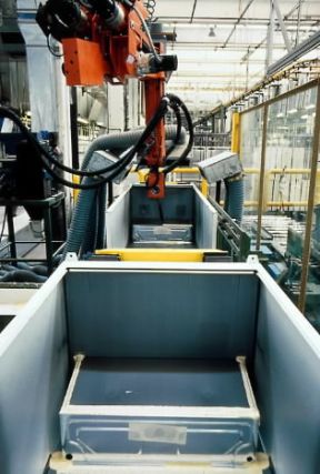 Automazione. Operazioni automatiche per sigillare armadi.Merloni Elettrodomestici