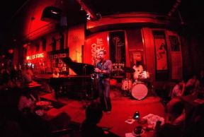 Blues. Un suonatore di blues a Chicago.De Agostini Picture Library.