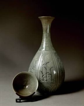 CÃ©ladon. Vaso decorato a intarsio e tazza da tÃ¨ di arte cinese del sec. XIII realizzati in cÃ©ladon (Parma, Museo d'Arte Cinese).De Agostini Picture Library/A. De Gregorio