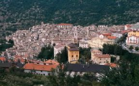 Abruzzo. Veduta aerea di Scanno, centro di villeggiatura estiva e invernale. De Agostini Picture Library/G. Carfagna