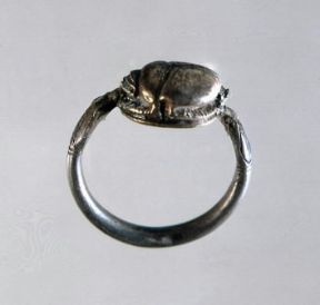 Anello. Anello greco in argento con scarabeo inciso (Reggio Calabria, Museo Archeologico).De Agostini Picture Library/G. Dagli Orti