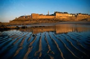 Bretagna . Veduta di Saint-Malo con le antiche mura di cinta.De Agostini Picture Library/C. Sappa