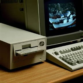 Elaboratore . Lettore di dischi ottici con immagine visualizzata su monitor a colori.De Agostini Picture Library/G. Cigolini