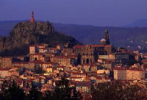 Le Puy. Veduta della cittÃ  francese.De Agostini Picture Library/C. Sappa