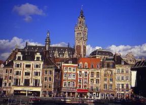 Lilla. Gli edifici affaciati su piazza De Gaulle.De Agostini Picture Library/ D. Staquet
