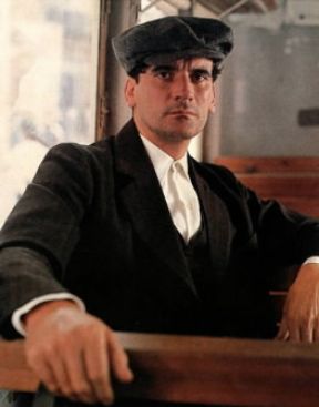 Massimo Troisi in un fotogramma del film Le vie del Signore sono finite (1987), di cui l'attore napoletano Ã¨ stato anche regista.De Agostini Picture Library