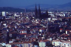Clermont-Ferrand. Veduta della cittÃ  francese con la cattedrale di Notre-Dame, iniziata nel 1248 e terminata nel sec. XIX da Viollet-le-Duc.De Agostini Picture Library/S. Vannini